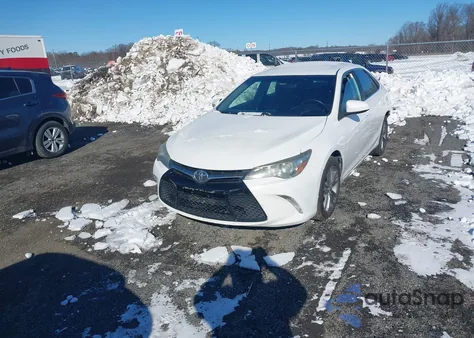 2015 Toyota Camry Se z USA, uszkodzony, nr VIN 4T1BF1FK8FU083177